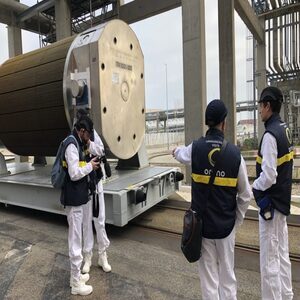 sur-le-front-300x300-1-300x300 Nucléaire : que faisait Hugo Clément sur le site d'Orano La Hague ?