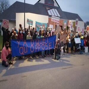 opposant-piscine-300x300 Plus de 150 personnes mobilisées dans la Hague contre le projet de piscine EDF